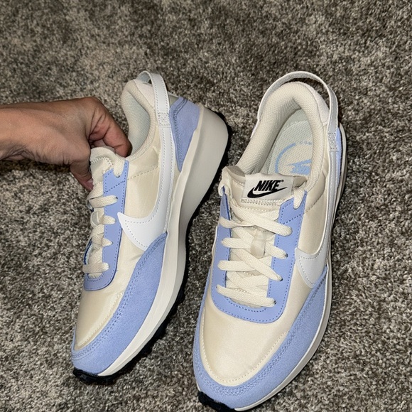 WOMEN'S NIKE WAFFLE DEBUT SNEAKERS - Picture 5 of 10